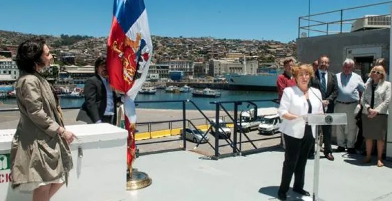 President of Chile Michelle Bachelet, at podium, visits Columbia University's research vessel the Langseth with Karen Poniachik (left), Director of the Santiago Global Center. Photo by Carlos Díaz / Columbia Global Center Santiago